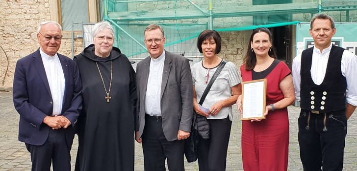 Gruppenbild vor dem im Entstehen begriffenen "Haus der Kirche - Lioba Munz": Der emeritierte Bischof Heinz-Josef Algermissen, Äbtissin Benedikta Kranz, Stadtpfarrer Stefan Buß, Architektin Gabriele Schönherr-Juli, Verwaltungsleiterin Anja Kamrad und Zimmermeister Andreas Herber.