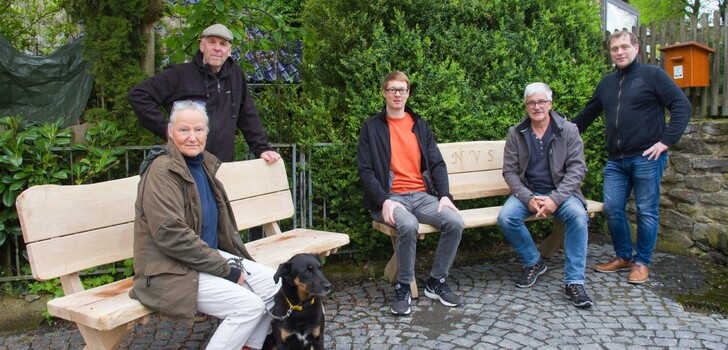 Sieglinde Fischer mit Hund Motte, Matthias Maurer, Ortsvorsteher Matthias Muhl, Uwe Peter und Bürgermeister Lars Wicke