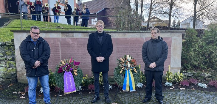 Bei der Kranzniederlegung (von links): Der stellvertretende Vorsitzender des VdK- Ortsverbandes, Thorsten Michel, Ortsvorsteher Matthias Muhl und Bürgermeister Lars Wicke.