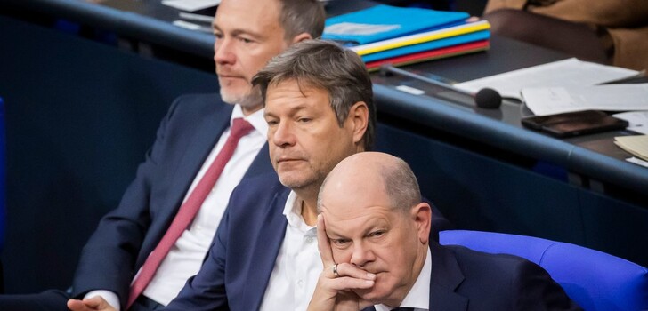 Bundeskanzler Olaf Scholz (SPD, r-l), Wirtschaftsminister Robert Habeck (Bündnis 90/Die Grünen) und Finanzminister Christian Lindner (FDP) verfolgen im Plenum des Deutschen Bundestages die Debatte.