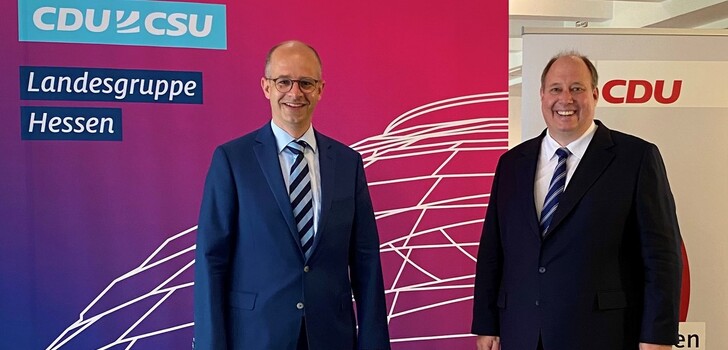 MdB Michael Brand und der hessische Spitzenkandidat zur Bundestagswahl, Kanzleramtschef Helge Braun (rechts), beim Wahlkampfauftakt am Samstag in Gießen.
