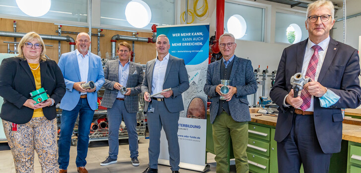 Von links: Annette Oswald, Geschäftsführerin R+S POWER solutions GmbH, Frank Bräutigam, Geschäftsführer RÜBSAM Fachkräfte
GmbH & Co. KG, Roland Jahn, Geschäftsführer RÜBSAM Fachkräfte GmbH & Co. KG, Ralph Burkhardt, Vorstandsvorsitzender R+S
Group AG, Dr. Wolfgang Dippel, Regierungspräsident Hermann-Josef Klüber