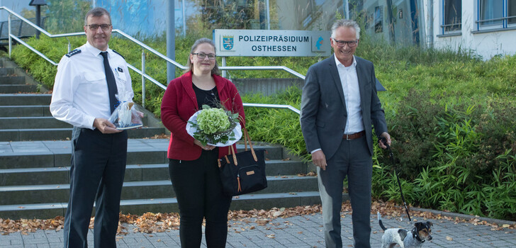 Für die richtige Spürnase von Jack Russell Terrier Frieda und ihrem Frauchen Carmen Seifert bedankten sich nun Polizeipräsident Günther Voß und Erster Polizeihauptkommissar Peter Heil, Leiter der Polizeistation Fulda.