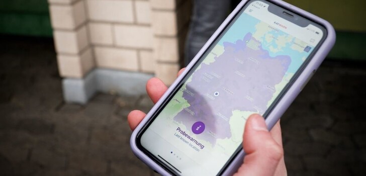 Neben den kommunalen Warnmitteln - in der Regel Sirenen - stehen zur Warnung insbesondere auch Lösungen für Smartphones ("WarnApps") zur Verfügung. Hier nutzt das Land Hessen sowie die weit überwiegende Mehrzahl der Landkreise in Hessen das System hessenWARN (bzw. den kompatiblen Vorläufer KatWarn).