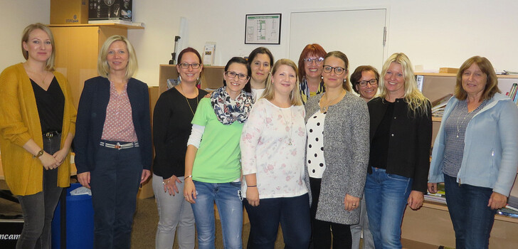 Freude über sieben neue Tagesmütter (v. l.): Annemarie Junk und Tabitha Lenz (Fachstelle Kindertagespflege am Jugendamt), Nadine Kölsch (Alsfeld-Lingelbach), Jessica Lips (Schotten), Ana Alexandra Martins Coimbra (Alsfeld), Denise Müller (Schotten), Karin Glitsch (Lauterbach), Saskia Herr (Lauterbach), Karin Gröger (stellv. Amtsleiterin VHS Vogelsbergkreis), Gabriele Kiesewalter (Schlitz-Sandlofs), Christiane Becker-Ott (Referentin der Grundqualifikation).