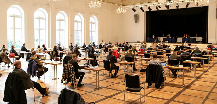 Die Stadtverordnetenversammlung findet erstmals im Festsaal der Orangerie statt.