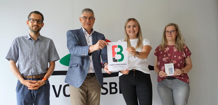 Landrat Manfred Görig (Zweiter von links) und die 22-jährige Katharina Flach aus Radmühl präsentieren gemeinsam mit Simon Päbler (links), Koordinator und Sprecher des Familienbündnisses, und Sandra Obenhack das neue Logo.