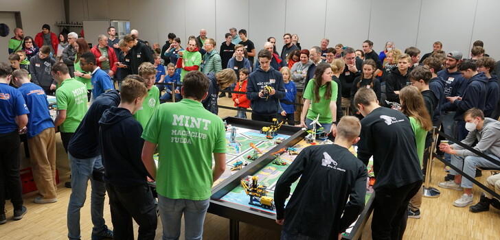 Zum ersten Mal seit Pandemiebeginn findet das beliebte Event Lego League wieder live in Halle 8 auf dem Campus der Hochschule Fulda statt