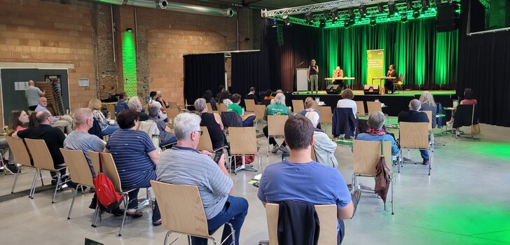 Rund 60 Gäste besuchten die politische Lesung mit Omid Nouripour im Bebraer Lokschuppen.