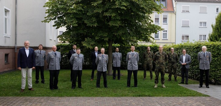 Aus mehreren Bundeswehrstandorten waren Soldatinnen und Soldaten bei der Bekämpfung der Corona-Pandemie im Landkreis Fulda im Einsatz. Landrat Bernd Woide bedankte sich bei den Vertretern der Truppenteile und bat, den Dank an die vor Ort eingesetzten Bundeswehrangehörigen weiterzugeben.