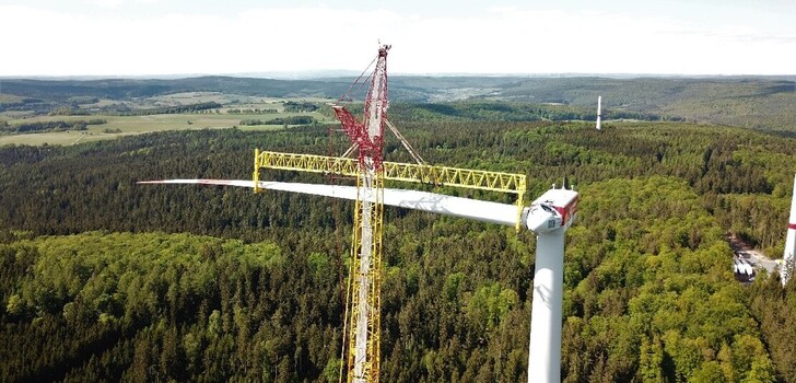 Den Windpark Rosskopf bei Flörsbachtal im Main-Kinzig-Kreis (hier während der Bauphase) hat die juwi-Gruppe errichtet. Die sechs Anlagen vom Typ General Electric 2.75 produzieren jährlich Strom für 14.000 Haushalte