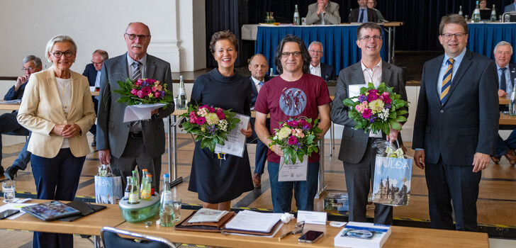 Ehrungen und Dank am Montagabend in der Fuldaer Orangerie: die Jubilare zusammen mit Stadtverordnetenvorsteherin Margarete Hartmann (l.) und OB Dr. Heiko Wingenfeld (r.)