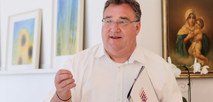 Der Kasseler Regierungspräsident Mark Weinmeister übergibt das Prädikat "Erholungsort Dietershausen".