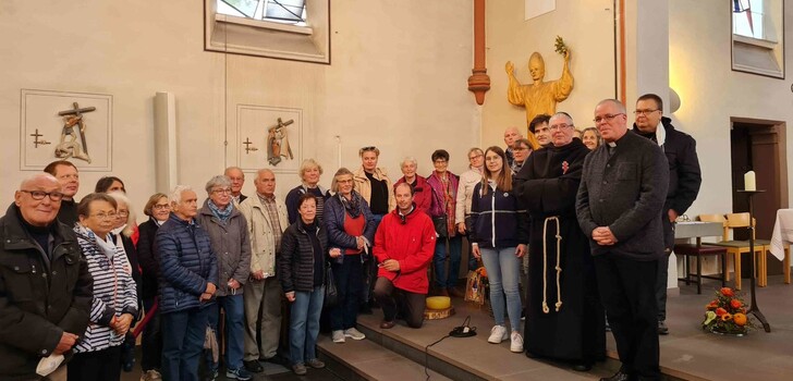Vor dem Bildnis von Bischof Lullus in der Kath. Kirche St-Lullus-Sturmius in Bad Hersfeld versammelten sich die zahlreichen Teilnehmer der dritten Lullus-Führung zusammen mit Monsignore Bernhard Schiller (2.v.r.) und Stadtführer Michael Adam (im Mönchsgewand)