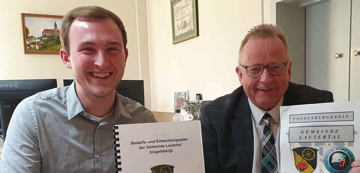 Amtsinhaber Dieter Schäfer (rechts) und sein Herausforderer Lukas Becker im Rathaus von Lautertal.