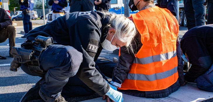 Im April 2022 sorgte die "Letzte Generation" für einen Polizeieinsatz in Frankfurt am Main. Dort klebten sie sich auf die Straße.