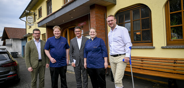 Talk im Gasthaus mit Hessens Ministerpräsident Boris Rhein (Bildmitte) in Feiensteinau im Vogelsbergkreis - v.li.n.re. Steffen Ackermann (DEHOGA), die beiden Landgasthof 'Zur Post'-Inhaber Sebastian Heil und seine Ehefrau Katharina Koros sowie der Vogelsberger Vize-Landrat Dr. Jens Mischak.