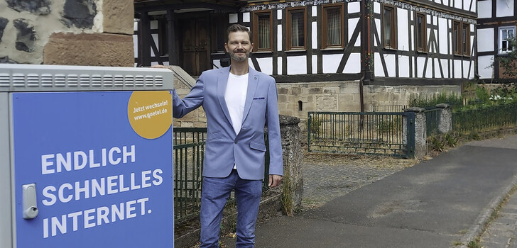 BU: Heidelbach und Berfa sollen jetzt auch Glasfaser bis in die Häuser bekommen. Projektleiter Ingo Saur vom Kommunalvertrieb der goetel ist bereits vor Ort in Heidelbach, um sich ein Bild zu machen.