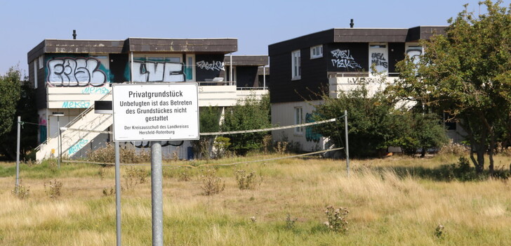 Verwahrlost und verschandelt: Die ehemalige Ferienstätte des Landkreises Hersfeld-Rotenburg auf Fehmarn verkommt zusehends. Hotelpläne sind zuletzt wegen eines Bürgerentscheids gescheitert