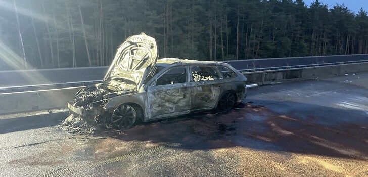 Die Autobahn war für die Dauer der Löscharbeiten in Richtung Kassel für rund eine halbe Stunde voll gesperrt.