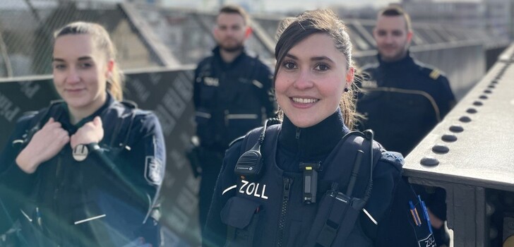 Für eine Einstellung 2024 sucht das Hauptzollamt Gießen Bewerber/Bewerberinnen für ein duales Studium und bis zum 15. Oktober 2023 für die Ausbildung im mittleren Zolldienst.