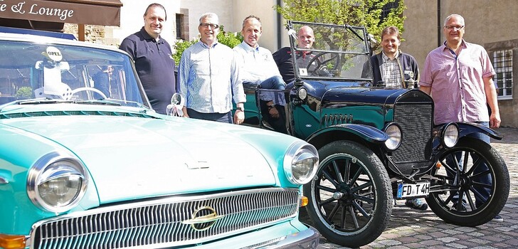 Der Vorstand des neu gegründeten "Classic Club Fulda" (von links: Bernhard Krönung, Stefan Leubecher, Andreas Kapp, Marcus Schmitt, Achim Maul und Michael Schürmann) im Innenhof der Probstei Johannesberg.