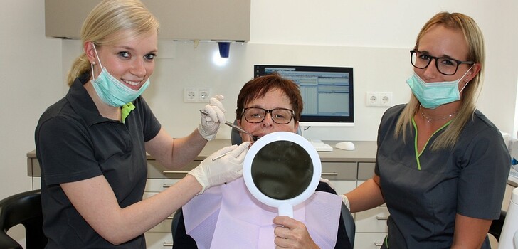 Neue Praxis in Bad Hersfeld: Bei Zahnärztin Franka Schulze (li.) und Vanessa Kusber, zahnmedizinische Fachangestellte, sind die Patienten in guten Händen.