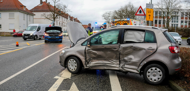 Ein Skoda ist am Montagvormittag in der Mainstraße mit einem Golf kollidiert.