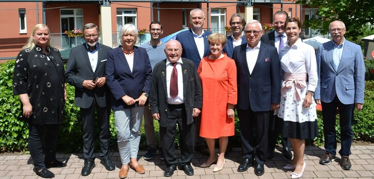 Leiterin der Seniorenresidenz Ilona Schulz, Ehrenbürgermeister Dr.
Eberhard Fennel, Stadträtin Martina Sauerbier, IHK-Hauptgeschäftsführer Michael Konow, Einrichtungsbeiratsvorsitzender Friedrich „Fritz“ Ullrich, Landrat Bernd Woide, Irmgard Kropp, bpa-Vorstandsmitglied Robert Jansen, Willi Kropp, Oliver Kropp, Tanja
Kropp und Stadtverordnetenvorsteher Berthold Quell