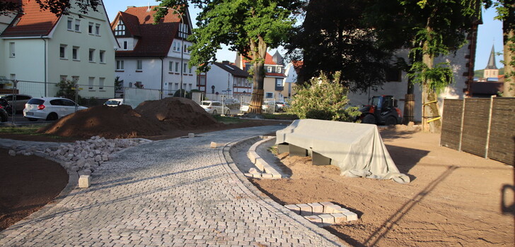 Seit wenigen Tagen werden die Wege rund um Schlösschen und Stadthalle mit „Friedewalder Quarzsandstein“ gepflastert.