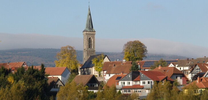 Blick auf den Grebenhainer Ortsteil Crainfeld mit seinem Wahrzeichen, der evangelischen Kirche. Genannt "Vogelsberger Bleistift". Der 48 Meter hohe Kirchturm ist einer der höchsten im Vogelsberg.