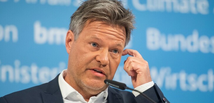 Im seinem Wahlkreisbüro in Flensburg ist ein Umschlag mit weißem Pulver eingegangen: Bundeswirtschaftsminister Robert Habeck.