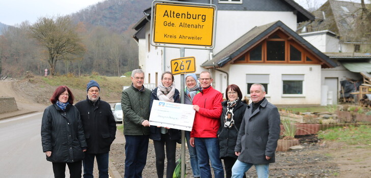 Altenburg hilft Altenburg und alle freuen sich (v.l.): Manuela Kremer-Breuer, Werner Weber, Werner Lanzerath, Kerstin Müller, Ines Caspar, Reiner und Gertrud Kreuter, Ralf Müller