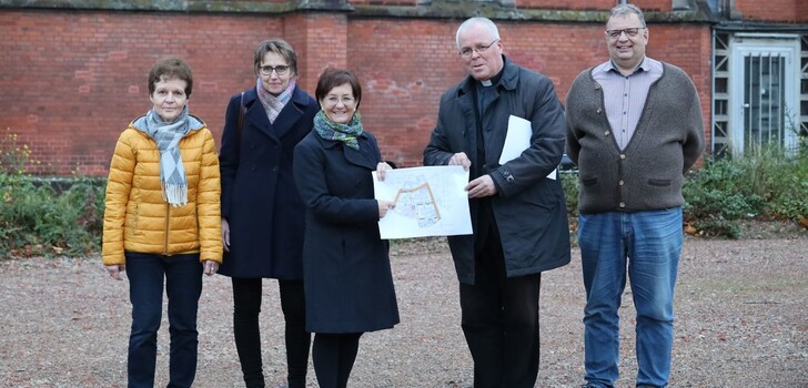 Mechthild Struß und Christina Fischer von der Verwaltung der kahtolischen Gemeinde, Bürgermeisterin Anke Hofmann, Monsignore Bernhard Schiller und der Technische Leiter der Stadt Bad Hersfeld, Johannes van Horrick, stellten jetzt die Pläne für das Wever-Areal vor.