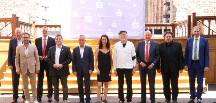 Diejenigen, die auf, hinter und neben der Bühne für Kunst und Sponsoring sorgen