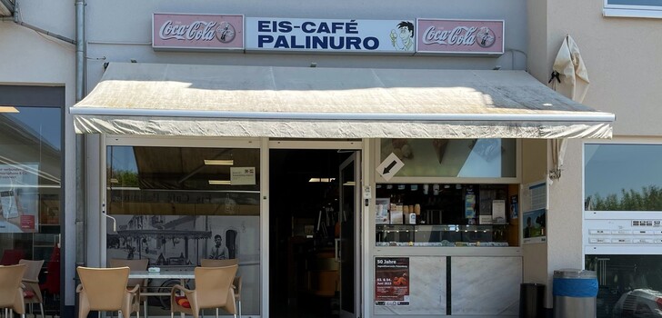 Seit jetzt 13 Jahren lockt das Eiscafé Palinuro in Künzell nun schon viele Kunden an, doch dieses Jahr bleiben die Tische, trotz Sonnenschein unbesetzt.