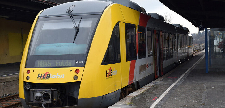 Ein 68-jähriger Mann aus Eichenzell steht im Verdacht, eine erst 16-Jährige in der Hessischen Landesbahn 24839, der RB 45, auf der Fahrt von Gießen in Richtung Fulda durch Gesten sexuell belästigt zu haben.