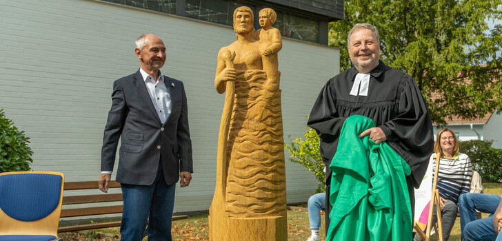 Die neue Christophorusskulptur des Bildhauers Johannes Klüber wurde feierlich enthüllt. Rechts Kirchenvorsteher Reiner Heil und Pfarrer Wolfgang Echtermeyer