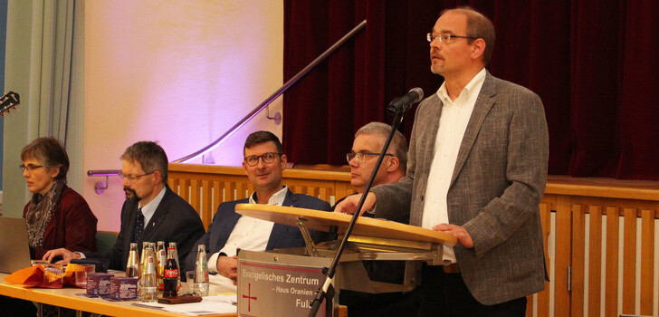 Diakoniepfarrer Lars Peter Rilke (rechts) stellt die Arbeitsbereiche der Diakonie Fulda vor