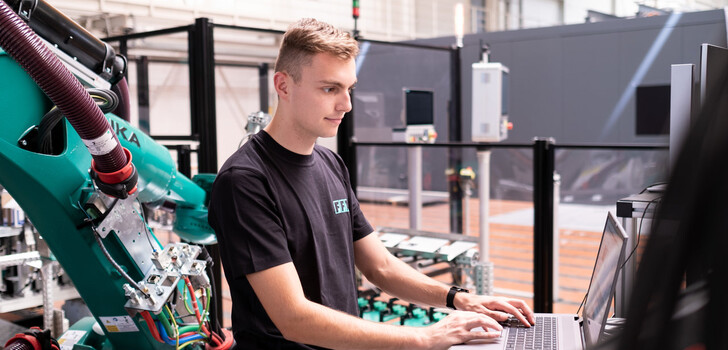 Mirco Pfohl studiert im vierten Semester den dualen Studiengang Mechatronik an der Hochschule