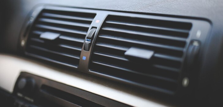 Die Klimaanlage sollte innerhalb der regelmäßigen Fahrzeug-Inspektion geprüft werden