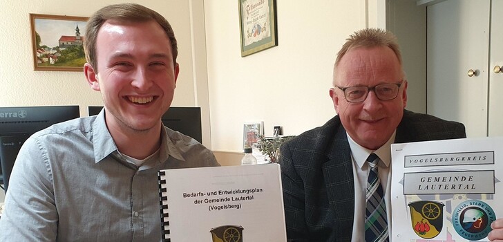 Da strahlten sie (noch) gemeinsam in die Kamera: Bürgermeister Dieter Schäfer (rechts) und Lukas Becker.