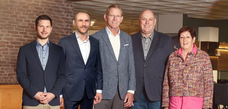 Die Zukunft von Möbel Wirth und Küche Aktiv ist gesichert: Christel und Josef Wirth
(rechts) übergeben die Geschäftsführung an Christoph und Fritz Klug und den zukünftigen
Hausleiter Marcel Lossek (ganz links).