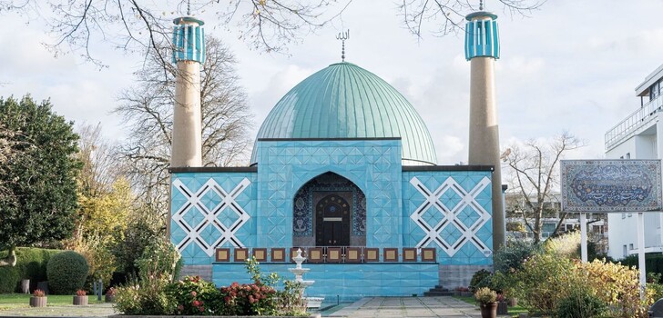 Das Islamische Zentrum Hamburg (IZH) der Imam-Ali-Moschee, auch Blaue Moschee genannt, an der Außenalster.