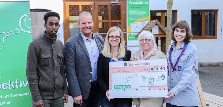 Pfadfinder zu Besuch bei Perspektiva: Christina Brähler und Juliane Kulgemeyer (von rechts) überbrachten eine Spende an Carolin Wunderlich, Michael Bien und stellvertretend für die Jugendlichen Hamza Nur.