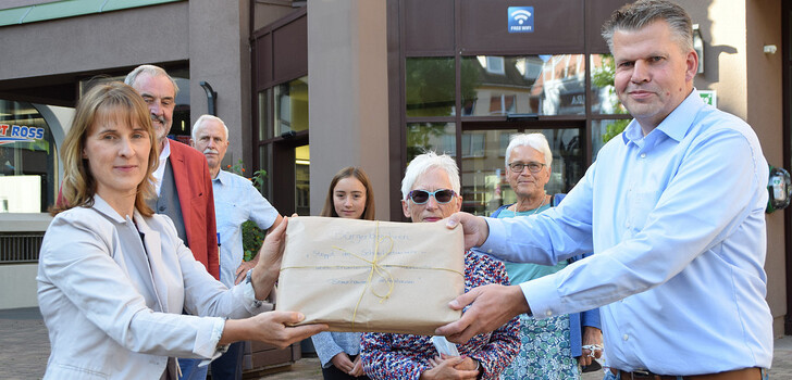 Mit gebotenem Abstand wurde die Unterschriftenübergabe von Svenja Heese an Bürgermeister Stefan Knoche zelebriert. Von links sind Wolf-Dietrich von Verschuer, Karl Mohr, Erste Stadträtin Ilse Koch und Andrea Stockmayer mit ihrer Enkelin (Mitte) zu sehen.