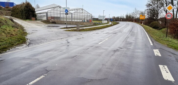 Wegen Fahrbahnschäden wie Risse und Schlaglöcher ist die Sanierung der L 3176 notwendig, die bis voraussichtlich Ende Juli abgeschlossen sein wird.