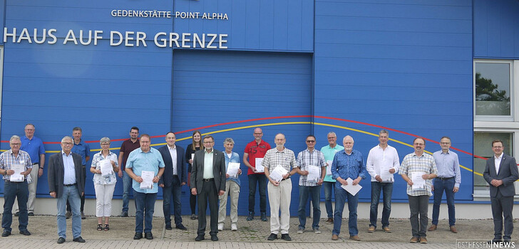 Mit Erfolg das Ausbildungsseminar absolviert: die neuen Gästeführer der Point Alpha Stiftung mit Berthold Jost (3.vl.), Dr. Roman Smolorz (8.v.l.), Dr. Eberhard Fennel (10.vl.), Frederik Schmitt (r.) und Dr. Klaus Listmann (2.v.r.). vor dem Haus auf der Grenze.