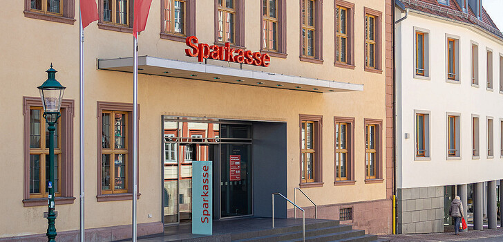 Knapp die Hälfte der mehr als 30 Sparkassenfilialen in Stadt und Landkreis Fulda bleibt auch während der nächsten Wochen zu den üblichen Geschäftszeiten geöffnet.