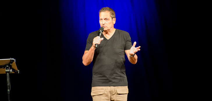 Mit seiner Show „Kein Scherz!“ stand Dieter Nuhr am Sonntagabend auf der Esperanto-Bühne in Fulda.